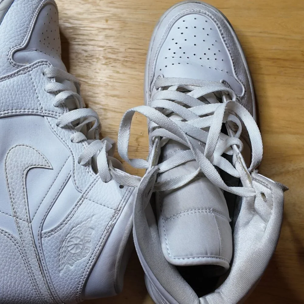 Air Jordan 1 Mid Triple White